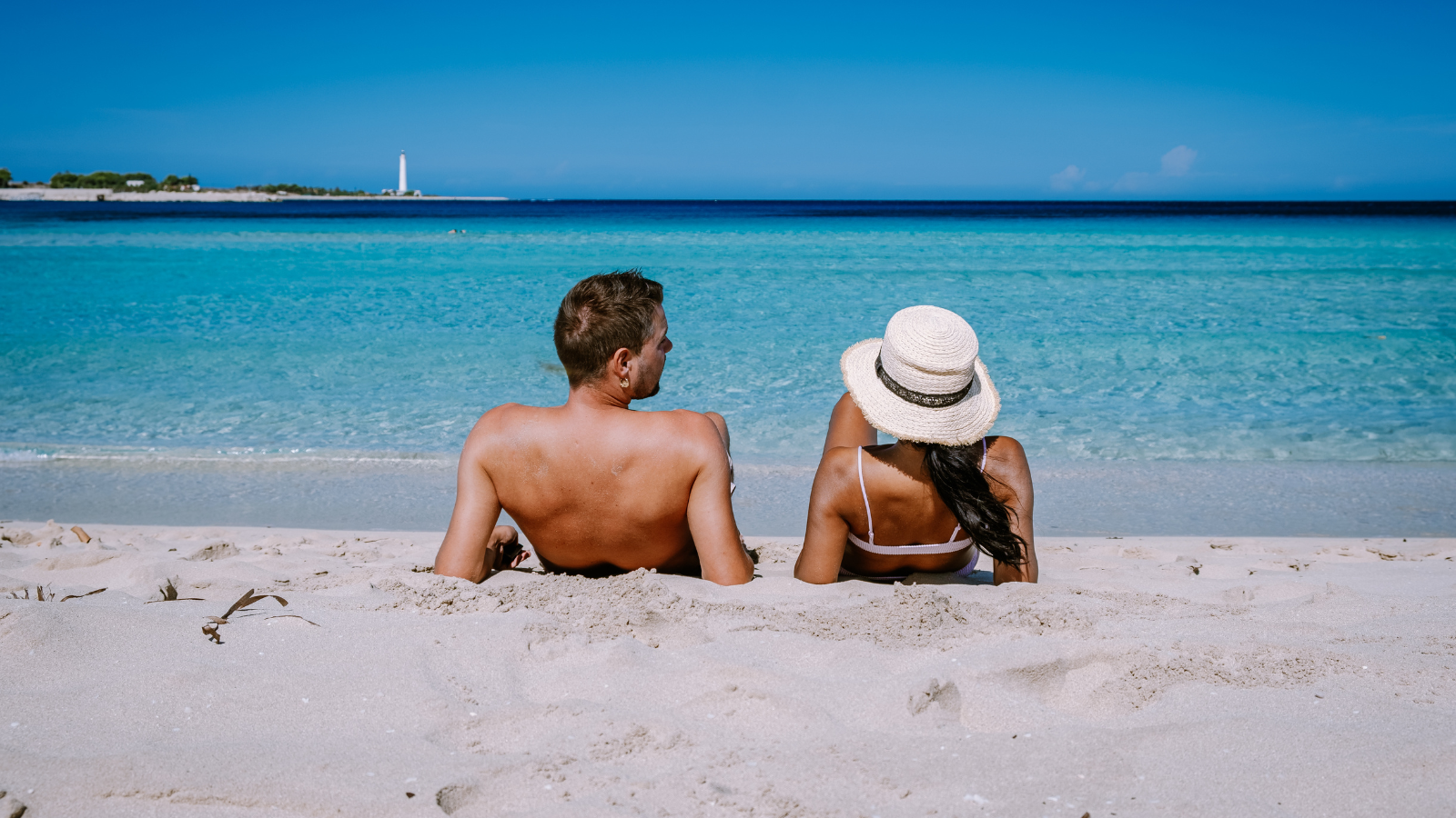 Tres trucos para ir de vacaciones con tu pareja. Cómo ahorrar para lograrlo
